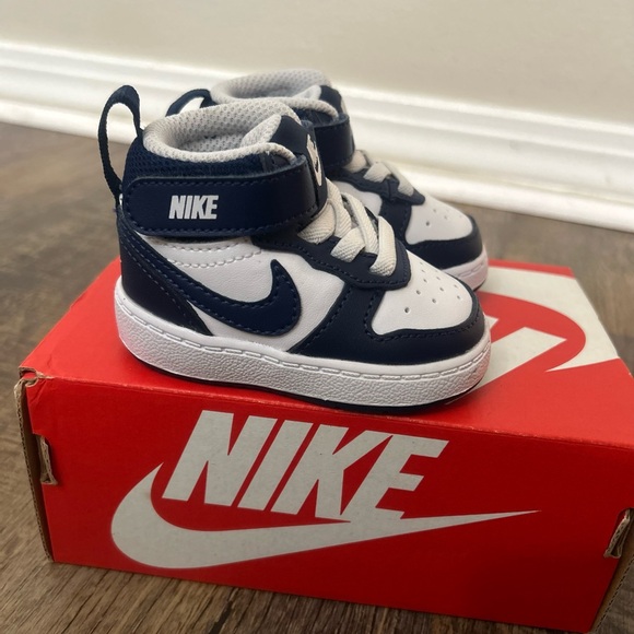 Nike Kids' Navy and White Sneakers - Picture 3 of 5